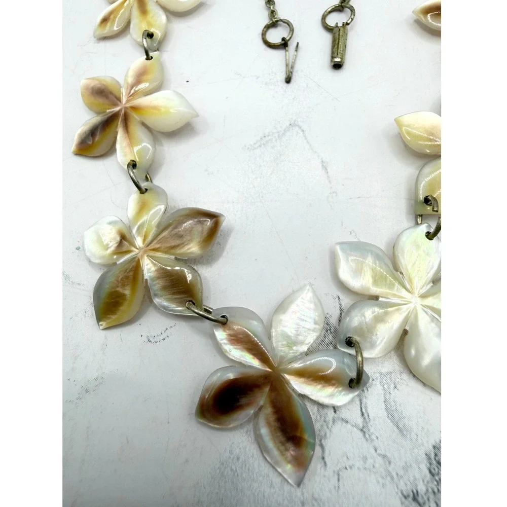 Cream Flower Necklace Gold Tone Chain‎ Short Floral 16
